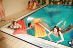 Maedchenklasse nackt im Schwimmbad - Photo #42
